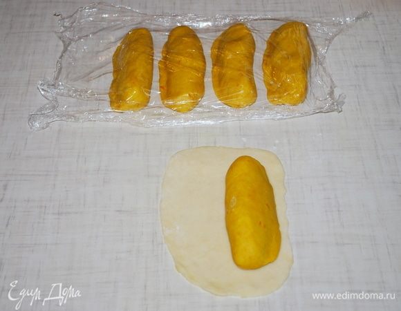 Плотно обтянем рыжие дольки белым тестом.