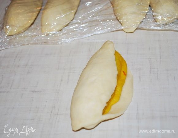 Так обтянем все пять долек, очень хорошо защипнем края.