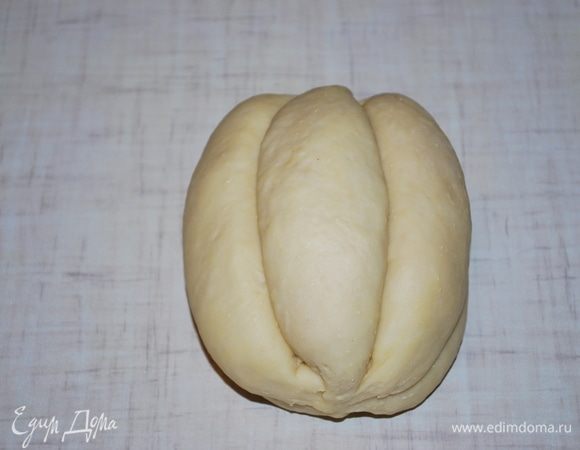 Соединим все дольки между собой, начиная от тонкого края. Для лучшего соединения можно края сбрызнуть водой.