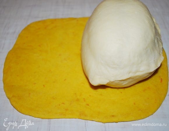 А потом рыжим тестом. И хорошо защипнем края.