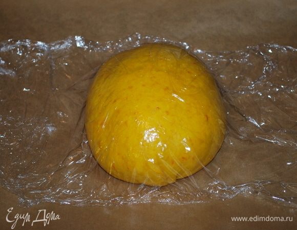 Переложим на пекарскую бумагу швом вниз, накроем пленкой и оставим на 60–70 минут.