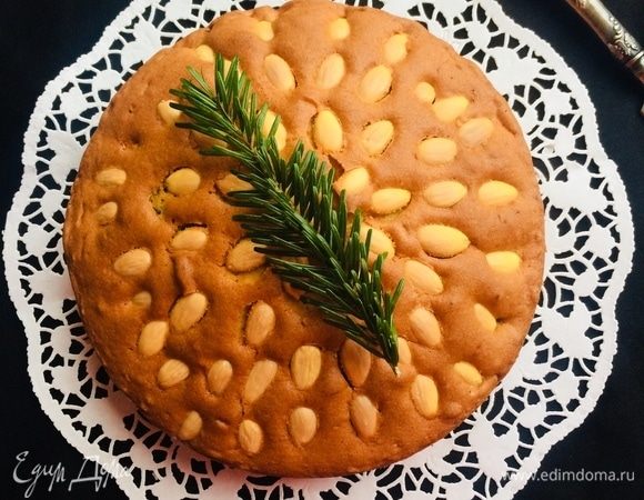 Готовый пирог слегка остудить в форме, затем достать и дать полностью остыть 3–5 часов.