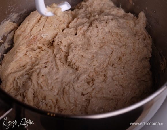 В деже миксера смешать 200 г закваски, оба вида муки и 700 г ледяной воды. Я воду для тартина заранее ставлю на нижнюю полку холодильника, иногда добавляю в нее даже кубики льда. Вода должна быть очень холодной. Смешать насадкой «крюк» до увлажнения муки, оставить под пленкой на 30 минут для автолиза.