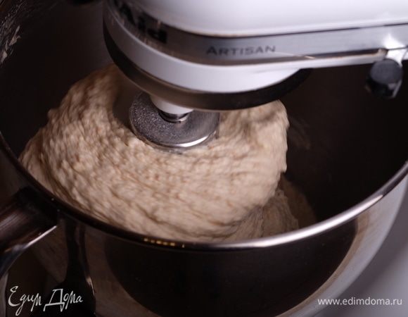 Частями добавить оставшиеся 50 мл ледяной муки, месить 5–7 минут. Тесто станет однородным, мягким, липким.