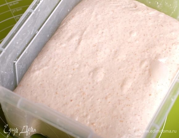 С каждым складыванием тесто будет становиться все более гладким, ровным, на поверхности должны проглядываться крупные пузыри.