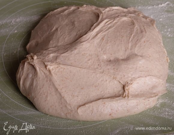 Выложить готовое тесто на силиконовый коврик, подпыленный мукой.