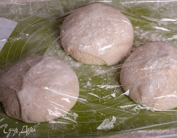 Накрыть пленкой и дать отлежаться заготовкам в течение 20 минут.