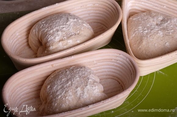 Из каждой части теста сформовать хлеб той формы, какой вы захотите. Уложить в расстоечные корзинки, посыпать мукой, накрыть пленкой и оставить на расстойку при плюс 10–12°С (в холодильник, например) на 8–10 часов.