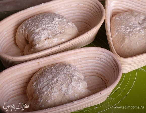 Из каждой части теста сформовать хлеб той формы, какой вы захотите. Уложить в расстоечные корзинки, посыпать мукой, накрыть пленкой и оставить на расстойку при плюс 10–12°С (в холодильник, например) на 8–10 часов.