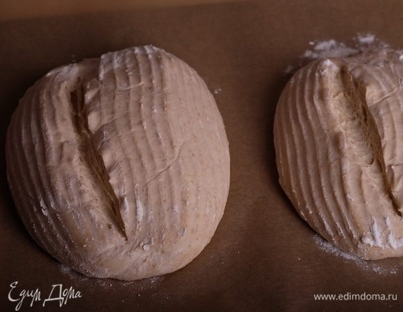 Перевернуть их из корзинок на пергамент, быстро сделать надрезы и поместить в раскаленную духовку. Сразу же подать пар (выливать 0,5 ст. кипятка на раскаленную сковороду). 