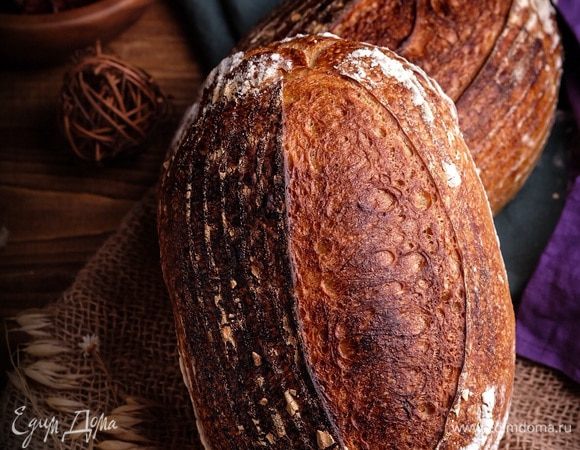 Выпекать хлеб с паром при максимальной температуре 20 минут, затем пар убрать, температуру снизить до 200°С и допекать хлеб до готовности. Уже примерно через 7–10 минут хлеб готов!