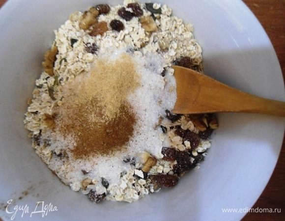 Всыпать сахар, имбирь и корицу. У Юлии был коричневый сахар, я брала обычный и количество меда уменьшила, на свой вкус.