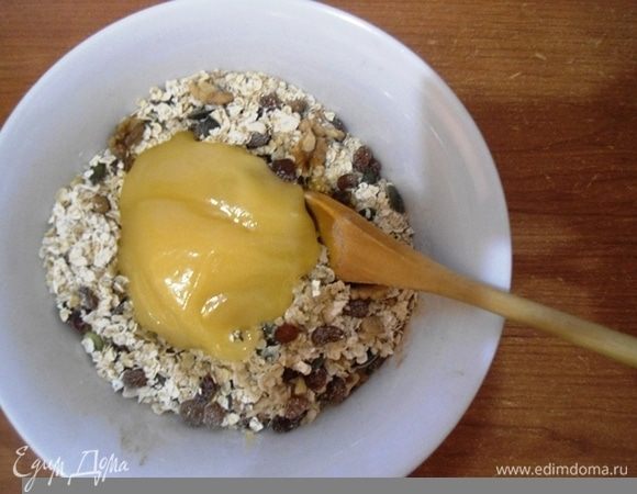 Добавить мед, растительное масло и хорошо вымешать. 