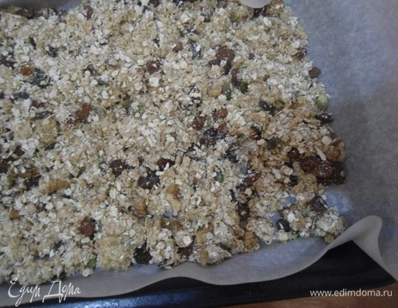 Духовку разогреть до 170°С и запекать гранолу на смазанном маслом пергаменте около 30 минут, периодически помешивая. В конце немного посолить.