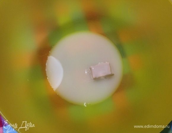 Опара.
В теплой воде разводим дрожжи, сахар, добавляем теплое молоко, 50 г теплого растопленного масла и 150 г просеянной муки.
Вымешиваем все и ставим миску под полотенце или пленку в теплое место на 15–20 минут. Дрожжи «заработают», появятся пузырьки воздуха на поверхности.