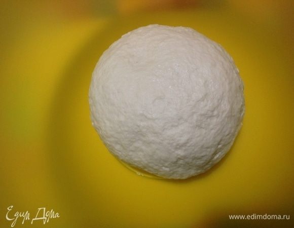 Теперь добавляем в опару 1 чайную ложку соли, вымешиваем до растворения соли и просеиваем туда оставшуюся муку — 300 г, замешиваем тесто и месим его 15 минут. Сформировали ком, кладем в миску, закрываем полотенцем в теплое место на 1,5 часа.