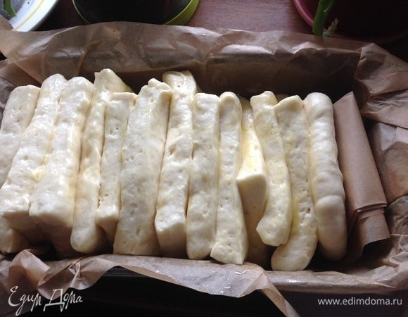 Пока духовка греется, ставим хлеб в форме на расстойку на 30 минут в теплое тихое место.
Следим за хлебом, он быстро «растет», и распорка сгибается.