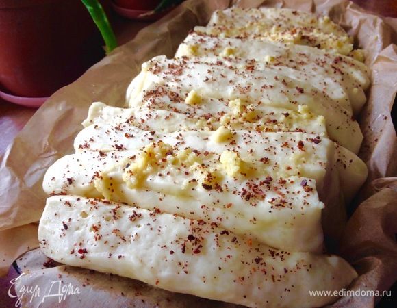 Все, время вышло, хлебушек красиво расстоялся, теперь ставим его в горячую духовку и выпекаем 30 минут, конечно, время зависит от духовки индивидуально. У меня электропечь. Поверх хлеба я выложила остатки сливочного растопленного масла, правда, уже застывшего и посыпала молотыми сухими помидорами, повторюсь, не посыпайте ничем.