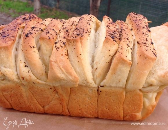 Во время выпечки хлеб развернется и действительно станет похож на гармонь
или баян, как говорит мой муж:)
Ставим его остывать на решетку, чтобы дно хлеба дышало и не промокало от собственных паров.