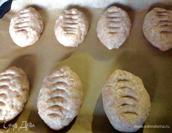 Формируем котлеты любой формы. Выкладываем их на противень, смазанный маслом, или, как я, на пергаментный лист бумаги. Чайной ложкой делаем глубокие бороздки, не доходя до края.