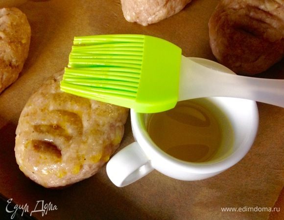 Смазываем котлеты оливковым маслом.