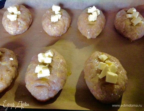 Выкладываем кусочки мягкого сливочного масла в борозды. Ставим противень с котлетами в уже разогретую духовку 200°С на 30–40 минут в режиме «верх и низ». Я выпекала 40 минут, первые 20 минут противень стоял по середине духовки, вторые 20 минут я подняла противень под самый верх для образования небольшой корочки. Я не пекла котлеты из всего фарша, у меня не было такой необходимости, пекла их по мере поедания, чтобы были все время свеженькие, тем более там не надо возиться со сковородой — поставил противень в духовку и продолжай делать свои дела, только не забудь вспомнить про них 2 раза, первые 20 минут, чтобы поднять противень, и вторые 20 минут, чтобы вытянуть противень из духовки.