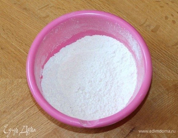 Приготовим тесто. Просеять муку в миску и смешать с солью (1 ч. л. б/г).
