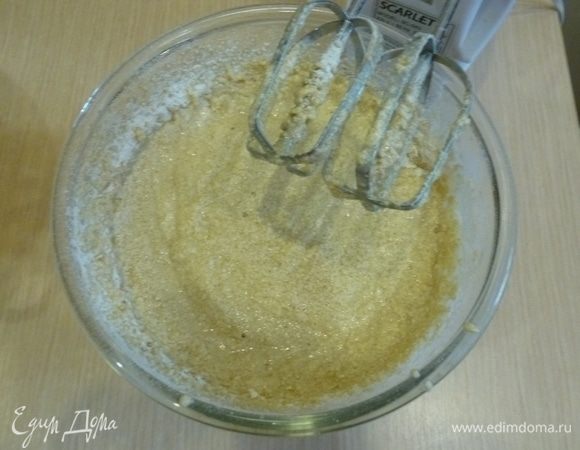 Молоко смешать с цедрой, ванилью, кленовым сиропом, влить в масляную смесь в 3 приема, перемежая 2-3 ст.л. сухой смеси.