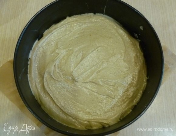 Разделить тесто на 2 части. Выпекать при 180° 25-35 минут. Бисквиты полностью остудить и разрезать вдоль на 2 части.