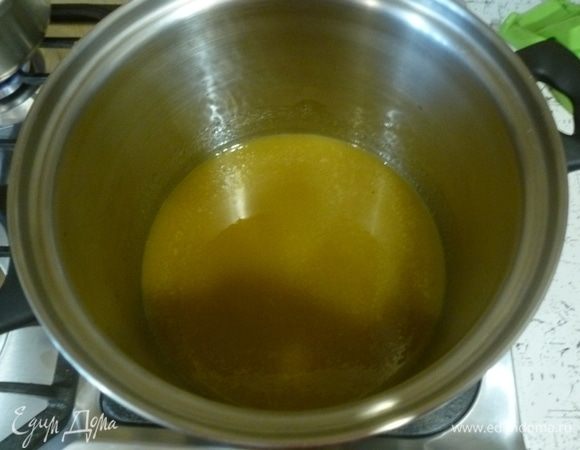 Пряники. Масло, сахар и мед растопить, перемешать. Снять с огня, дать остыть.