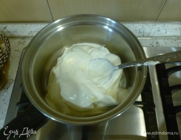 Карамель. Крем-фреш (или жирную сметану) предварительно подогреть, он должен быть горячим.