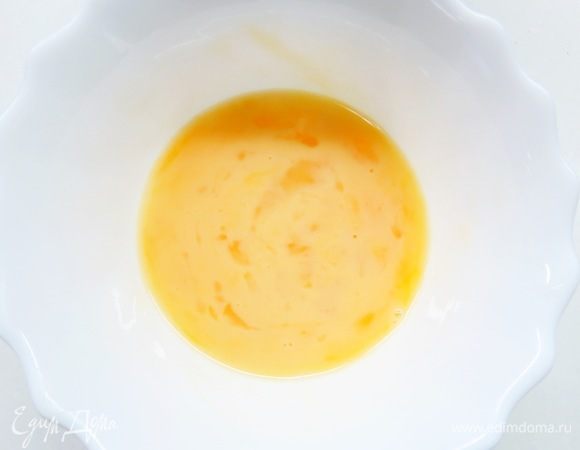 Яйцо слегка взбить, отмерить 25 г (примерно половина крупного яйца).