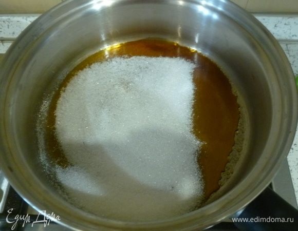 Сахар разделить на 6 частей. Высыпать первую часть в сотейник, встряхнуть, чтобы он равномерно распределился. Поставить на средний огонь, чтобы он расплавился. Добавляем так вторую часть и т.д. Не перемешивать. Когда весь сахар расплавился, добавить постепенно остальные ингредиенты для карамели, прогревать минут 6. Снять с огня. Остудить.