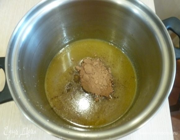 Пряники. Добавить пряности, соль, какао. Ввести яйцо. Муку смешать с разрыхлителем и добавить в медовую смесь.