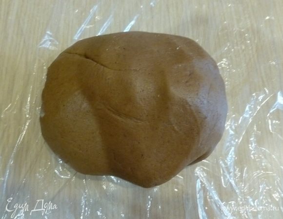 Вымешивать тесто, пока не перестанет липнуть к рукам. Завернуть в пленку и оставить отлежаться при комнатной температуре 3-4 часа.