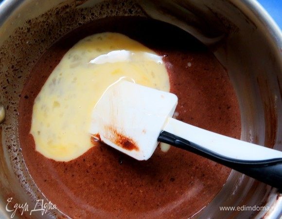 Соединить сливки, сахар и молоко в сотейнике, выскрести семена ванили и добавить в сливки. Подогреть, не доводя до кипения. Полученной смесью залить измельченный шоколад и отставить на 2-3 минуты, после чего аккуратно вымесить ганаш до однородности. Добавить 25 г яйца.