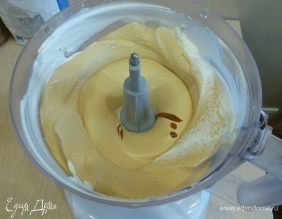 Крем. Сливки взбить, где-то в середине добавить загуститель. Вмешать карамель.