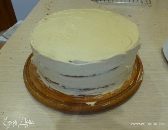 Собрать торт. Можно пока поставить в холодильник.
