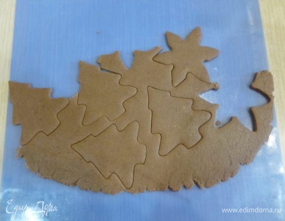 Пряники. Раскатать тесто до толщины 3-4 мм. Вырезать формочками пряники, разложить (лучше на антипригарный коврик или пергамент) на противень, выпекать при 180° 10-12 минут. Остудить.