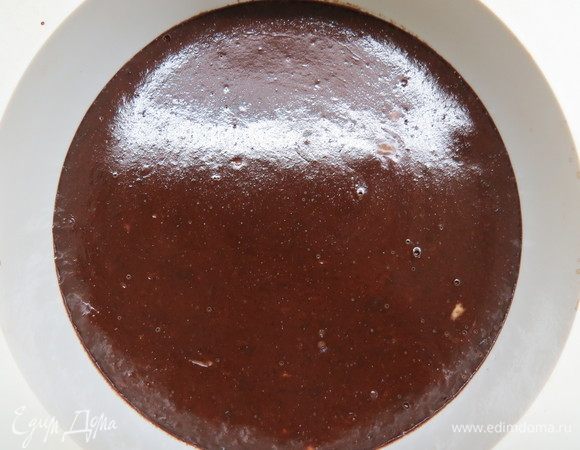 Испеченный шоколадный мусс полностью остудить, накрыть пищевой пленкой в контакт и убрать минимум на сутки в холодильник. Перед приготовлением трюфелей подержать мусс при комнатной температуре примерно 30-40 минут.