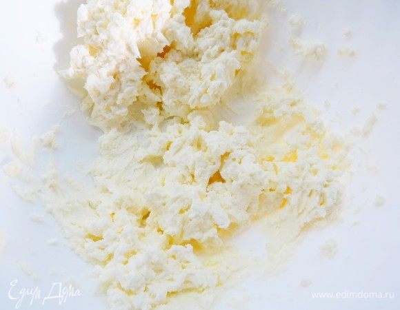 Маскарпоне довести до комнатной температуры. Выложить сыр в чашу миксера и взбивать на медленной скорости в течение 4-5 минут до кремообразного состояния.