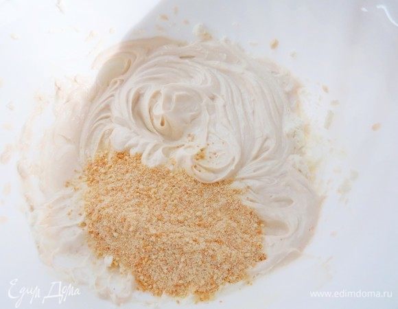 Крошку из савоярди частями добавить к взбивающемуся маскарпоне.