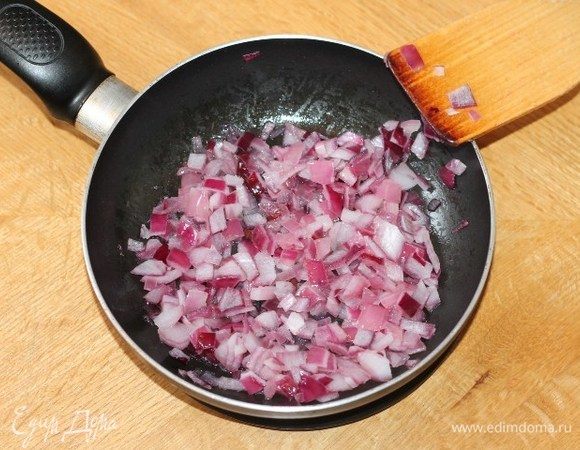 Приготовим начинку. Очистить и порезать кубиками репчатый лук. На разогретом сливочном масле обжарить лук до прозрачности.