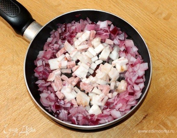 Затем добавить мелко порезанную кубиками грудинку и обжарить вместе с луком. 
