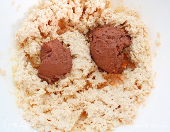 В самом конце, не прекращая взбивания, также частями ввести шоколадный крем, взбить до однородности на низкой скорости миксера.