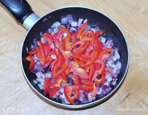 Очищенный сладкий перец порезать мелкой соломкой и добавить к начинке, жарить 2-3 минуты до готовности. Снимаем начинку с огня.
