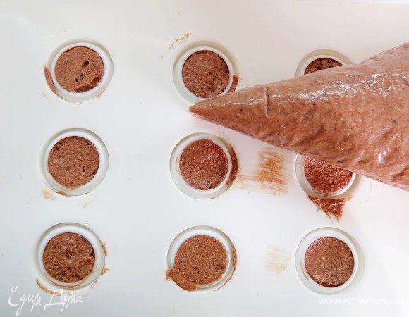 Переложить массу в кондитерский мешок (если планируется использовать мини-сферы) или прикрыть в контакт пищевой пленкой. Охладить в течение часа или чуть больше.