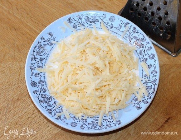 Натереть сыр Грюйер (у меня Эдам) на крупной терке и поделить на 3 части. Одна часть сыра для верха корзиночек, и 2/3 части на дно корзиночек.
