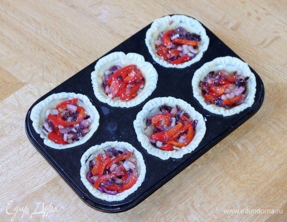 Добавьте в корзиночки начинку.