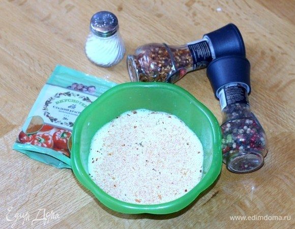 Приготовим заливку. Взбейте яйца со сливками. Добавьте по вкусу смесь перцев и соль. 